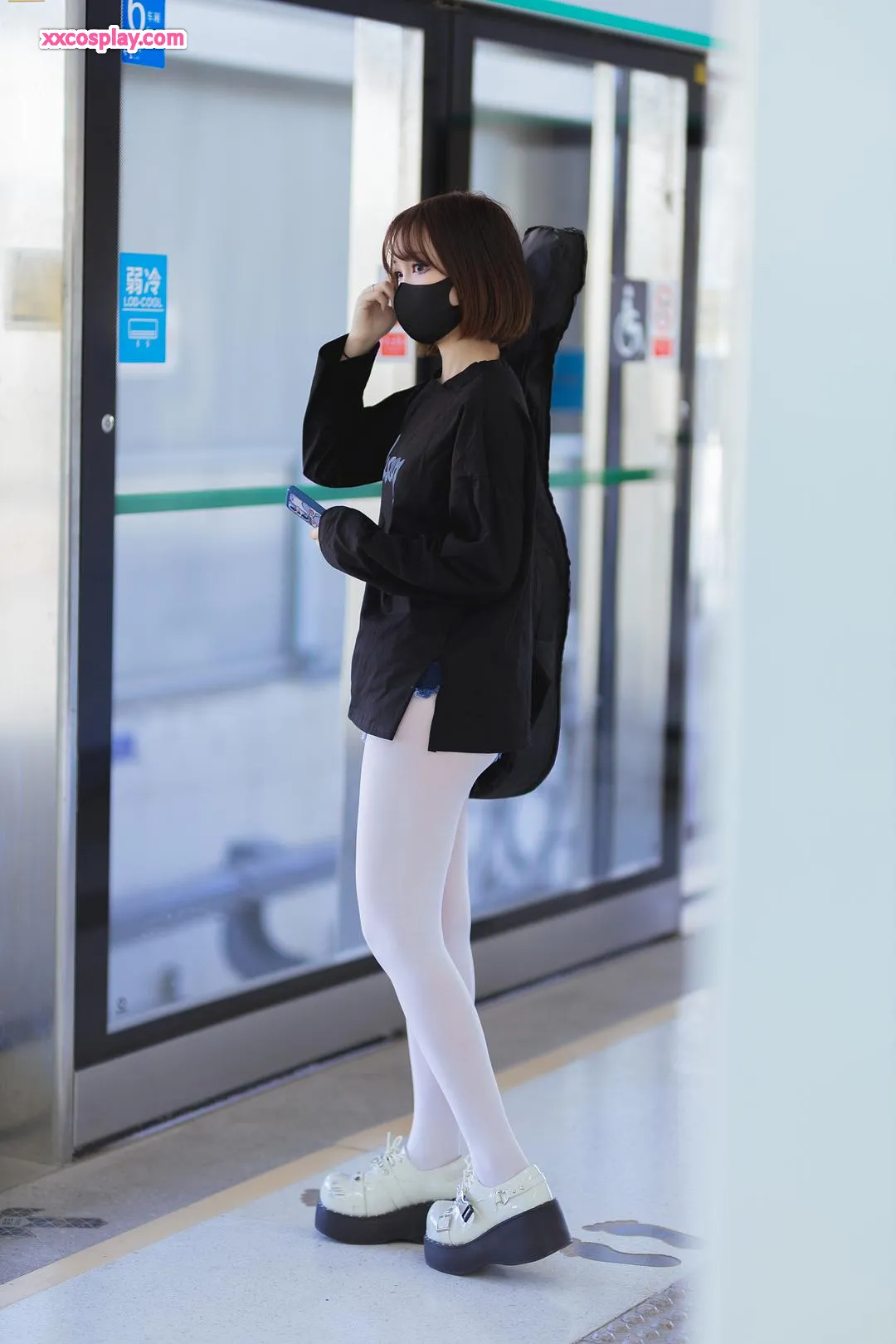 Luosang Yizi - Subway Guitar Girl